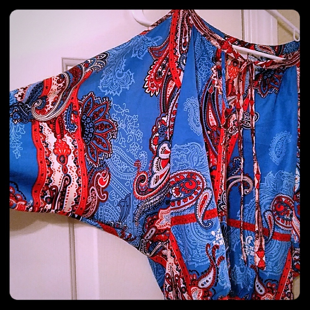 Lightweight blouse with cutout shoulders